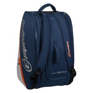 Achterzijde van de donkerblauwe Bullpadel Advance 2026 racketbag met draagbanden.