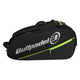 Zijaanzicht van de zwarte Bullpadel Racketbag Advance 2026 met limegroene streep.