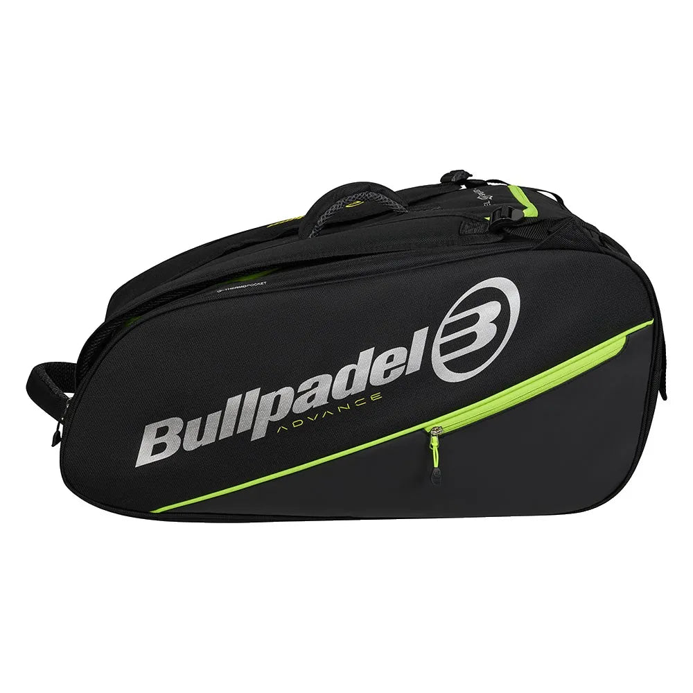Zijaanzicht van de zwarte Bullpadel Racketbag Advance 2026 met limegroene streep.