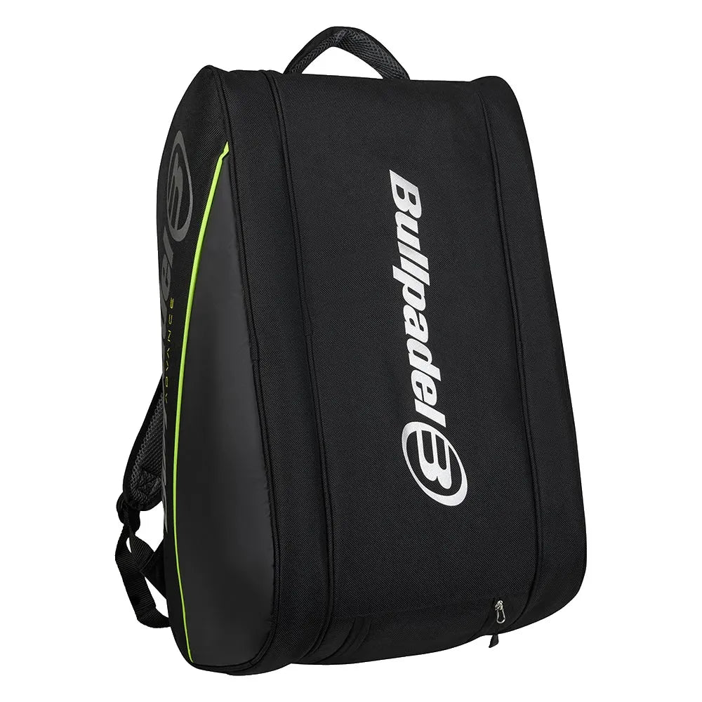 Rechtopstaande zwarte Bullpadel Advance 2026 racketbag met limegroene bies.
