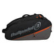 Zijaanzicht van de zwart-grijze Bullpadel Advance 2026 racketbag met oranje streep.