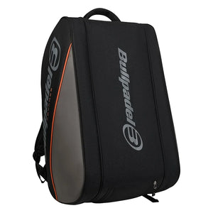 Rechtopstaande zwarte Bullpadel Advance 2026 racketbag met grijze zijkant.