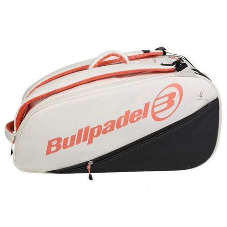 Zijaanzicht van de gebroken witte Bullpadel Racketbag Elite 2026 met koraalrood logo.