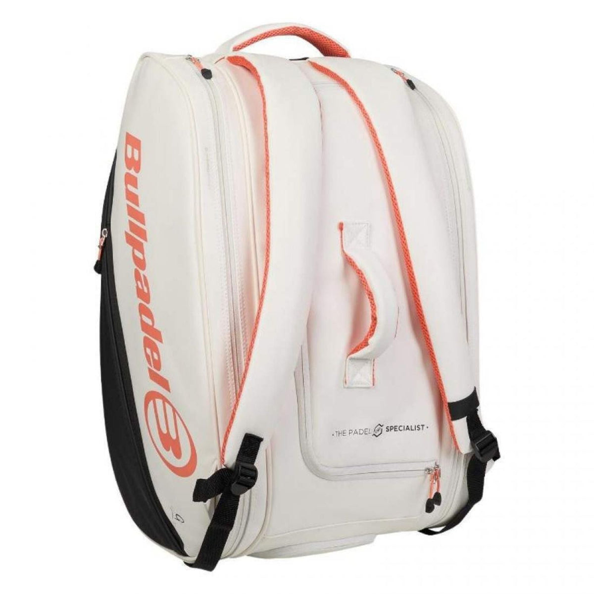 Achterzijde van de witte Bullpadel Elite 2026 racketbag met koraalrode ritsen.