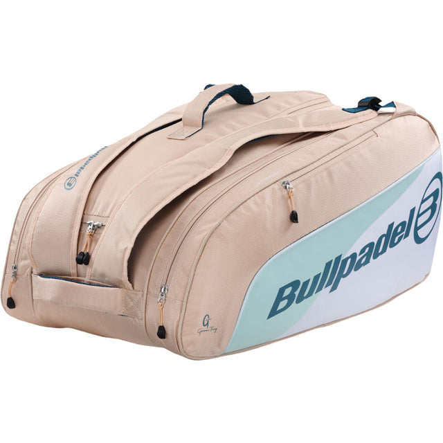 Zijaanzicht van de beigeroze Bullpadel Racketbag Elite met mintgroen en wit logo.