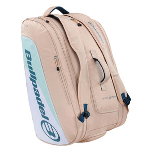 Achterzijde van de beigeroze Bullpadel Elite racketbag met donkere schouderbanden.