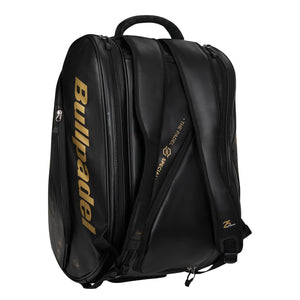Achterzijde van de zwarte Bullpadel Flow 2026 racketbag met gevoerde schouderbanden.