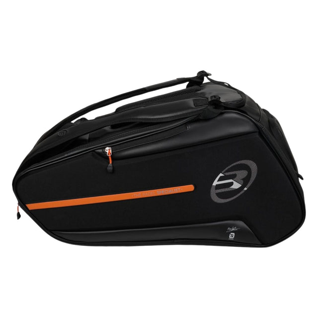 Zijaanzicht van de zwarte Bullpadel Racketbag Hack 2026 met oranje diagonale streep.