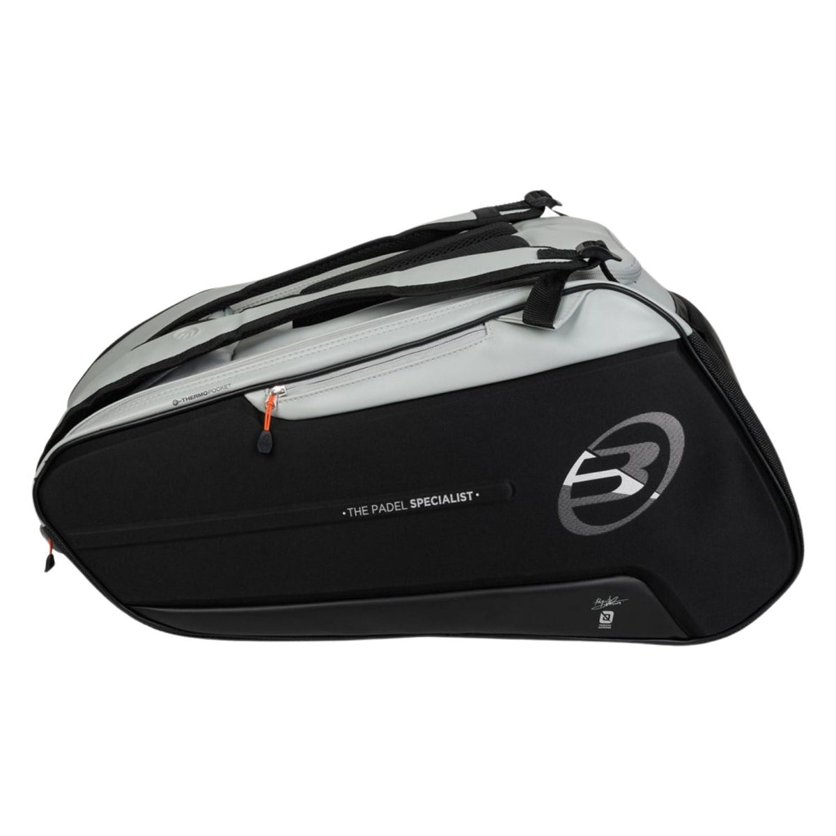 Zijaanzicht van de zwarte Bullpadel Hack 2026 racketbag met lichtgrijs bovendeel.