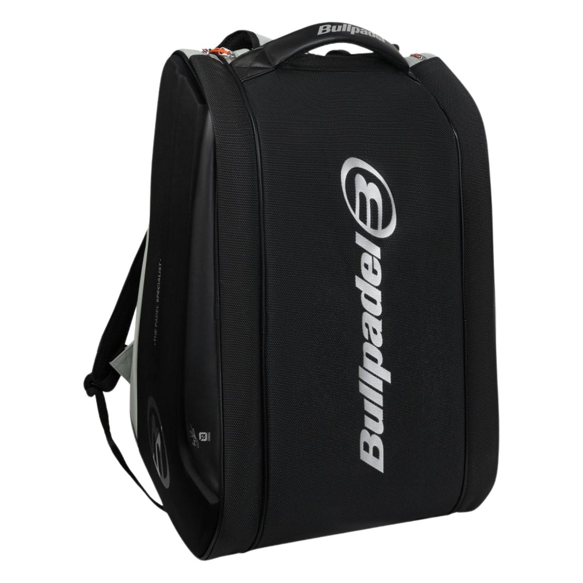 Rechtopstaande zwart-grijze Bullpadel Hack 2026 racketbag met groot wit logo.