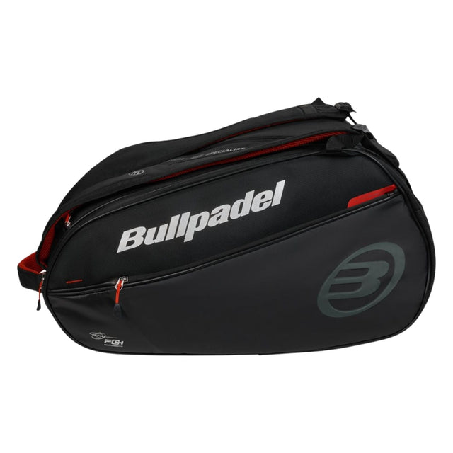 Zijaanzicht van de zwarte Bullpadel Neuron 2026 racketbag met rode accenten en wit Bullpadel-logo