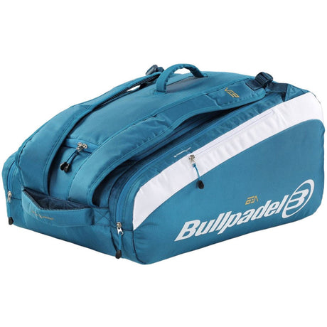Zijaanzicht van de Bullpadel Pearl racketbag in petrolblauw met witte streep en wit logo