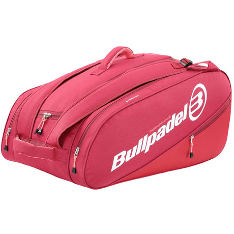 Zijaanzicht van de Bullpadel Performance racketbag in framboosroze met wit merklogo