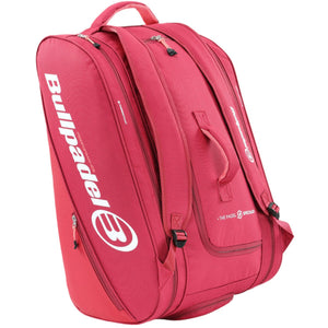 Schuin achteraanzicht van de roze Bullpadel Performance tas met rugbanden en ritsvakken