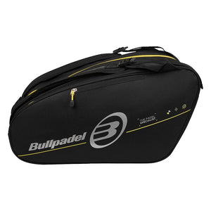 Zijaanzicht van de zwarte Bullpadel Tour 2026 racketbag met gele biesjes en wit merklogo