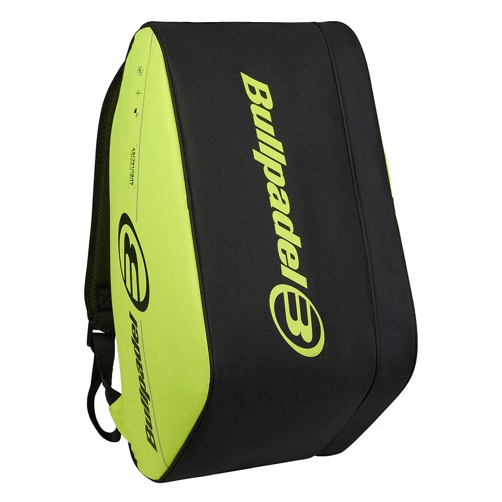 Rechtopstaande Tour 2026 racketbag met zwarte voorzijde en fluorgele zijkanten van Bullpadel