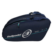 Zijaanzicht van de donkerblauwe Bullpadel Tour 2026 met turquoise rits en wit merklogo