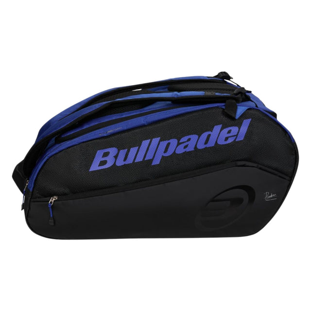 Zijaanzicht van de zwarte Bullpadel Vertex 2026 racketbag met kobaltblauw logo en ritsvak