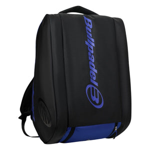 Rechtopstaande zwarte Vertex 2026 van Bullpadel met kobaltblauwe onderzijde en blauw logo