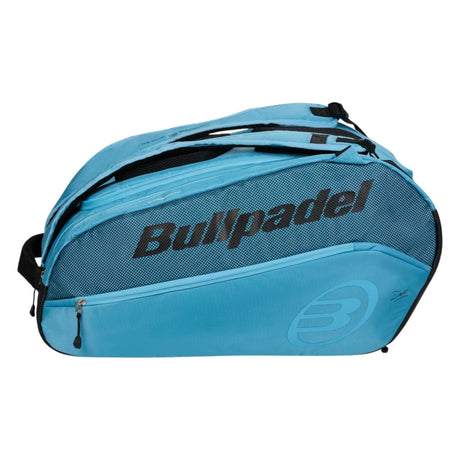 Zijaanzicht van de Bullpadel Vertex 2026 in lichtblauw met donkerblauw logo op het zijvak