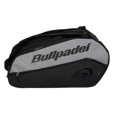 Zijaanzicht van de zwarte Bullpadel Vertex 2026 met grijs zijpaneel en grijs merklogo