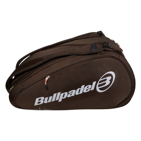 Zijaanzicht van de Bullpadel Wonder 2026 racketbag in donkerbruin met wit merklogo