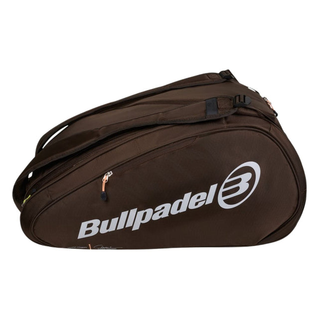 Zijaanzicht van de Bullpadel Wonder 2026 racketbag in donkerbruin met wit merklogo