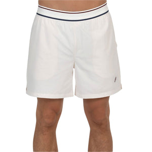 Model draagt de witte Bullpadel Alu padelshort met zijzak en logo, vooraanzicht