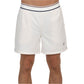 Model draagt de witte Bullpadel Alu padelshort met zijzak en logo, vooraanzicht