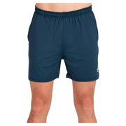Vooraanzicht van de donkerblauwe Bullpadel Short Lijar met elastische taille en geel logo