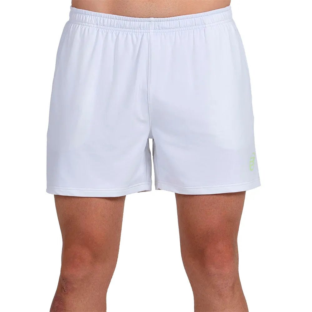 Vooraanzicht van de witte Bullpadel Short Lijar met lichtgroen logo op de linkerpijp