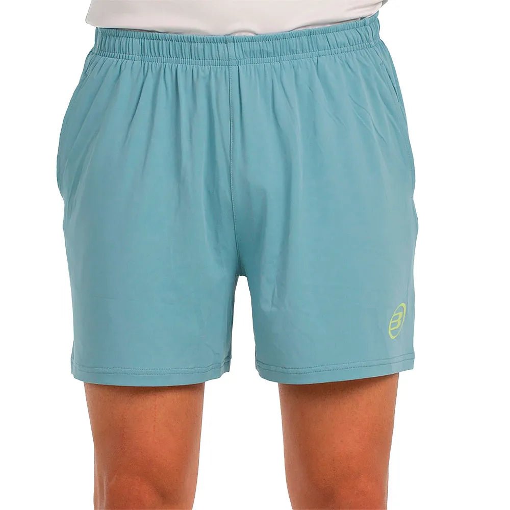Vooraanzicht van de lichtblauwe Bullpadel Short Lijar in aqua met geel logo op de pijp