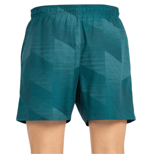 Schuin aanzicht van de petrolgroene Bullpadel Short Lleno met donkere vlakkenprint