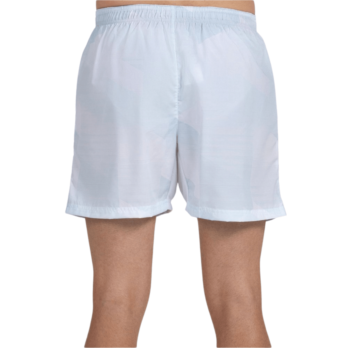 Model draagt de witte Bullpadel Short Lleno, glad vooraanzicht zonder zichtbaar logo