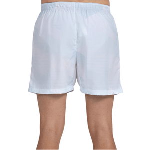 Model draagt de witte Bullpadel Short Lleno, glad vooraanzicht zonder zichtbaar logo