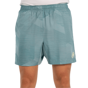 Vooraanzicht van de saliegroene Bullpadel Short Lleno met wit logo op de rechterpijp