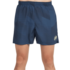Vooraanzicht van de donkerblauwe Bullpadel Short Lleno met wit logo en vlakkenprint
