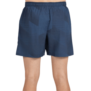 Model draagt de donkerblauwe Bullpadel Short Lleno met camouflageachtige vlakkenprint