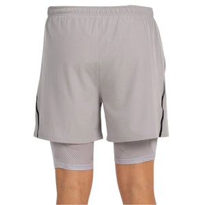 Zijaanzicht van de lichtgrijze Bullpadel Short Manzan met contrastnaad op de pijp