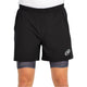Vooraanzicht van de zwarte Bullpadel Short Manzan met grijze binnenbroek en wit logo