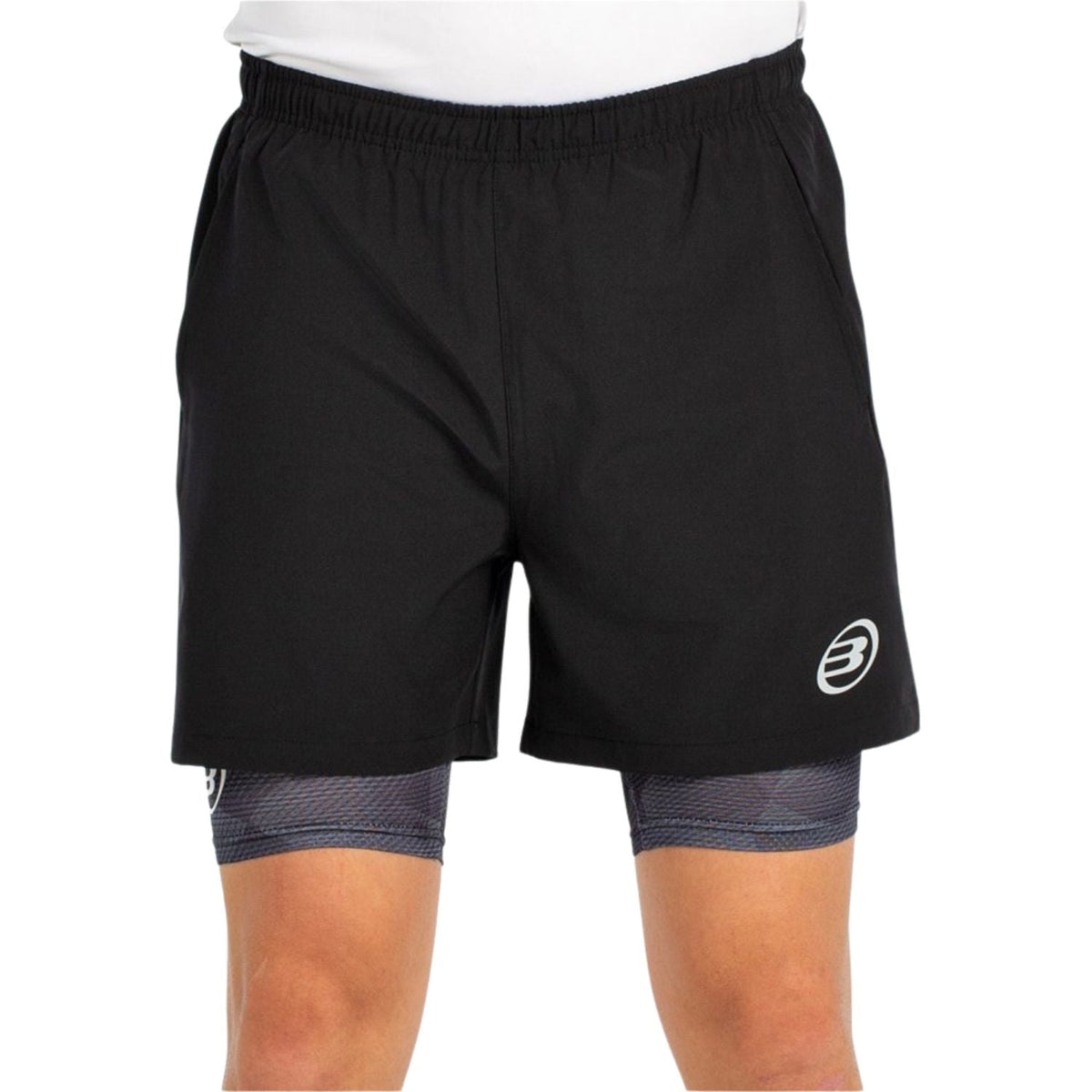 Vooraanzicht van de zwarte Bullpadel Short Manzan met grijze binnenbroek en wit logo