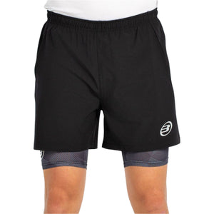 Vooraanzicht van de zwarte Bullpadel Short Manzan met grijze binnenbroek en wit logo