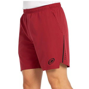 Skråt billede af den vinrøde Bullpadel Short Mazari med sort sideslids