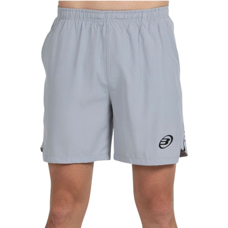 Vooraanzicht van de lichtgrijze Bullpadel Short Mazari met zwart logo op de pijp