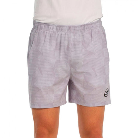 Vooraanzicht van de grijsbeige Bullpadel Short Monch met vlakkenprint en zwart logo
