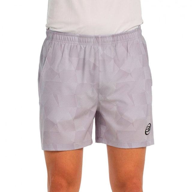 Vooraanzicht van de grijsbeige Bullpadel Short Monch met vlakkenprint en zwart logo
