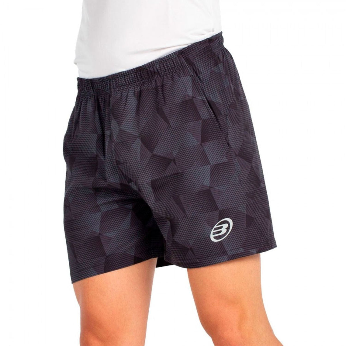 Schuin aanzicht van de antracietgrijze Bullpadel Short Monch met vlakkenprint