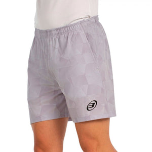 Schuin aanzicht van de grijsbeige Bullpadel Short Monch met zwart Bullpadel-logo