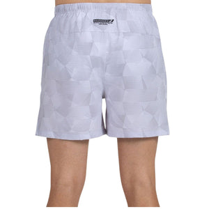 Achteraanzicht van de witte Bullpadel Short Monch met opdruk op de tailleband