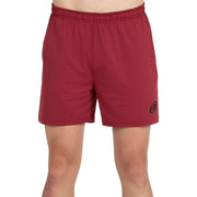 Vooraanzicht van de bordeauxrode Bullpadel Short Monfort met zwart logo op de pijp